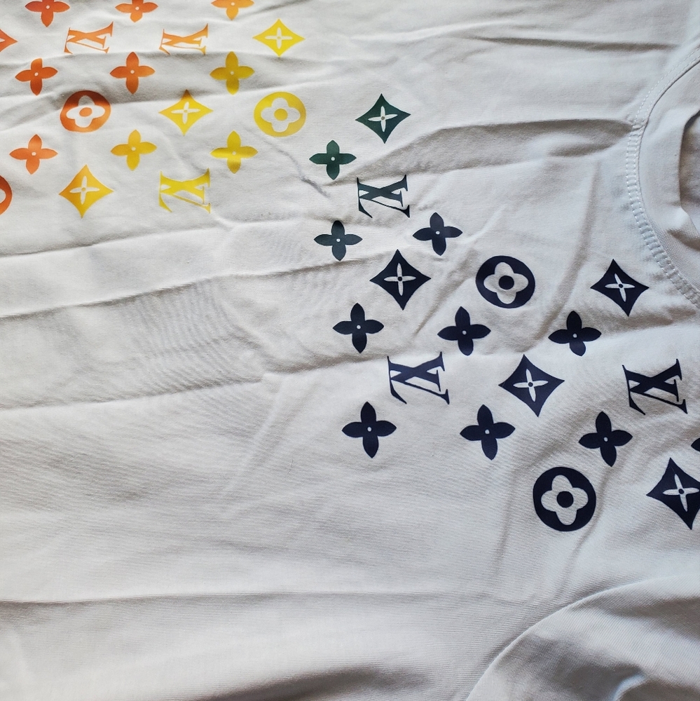 T-Shirt - Picture 2 of 5